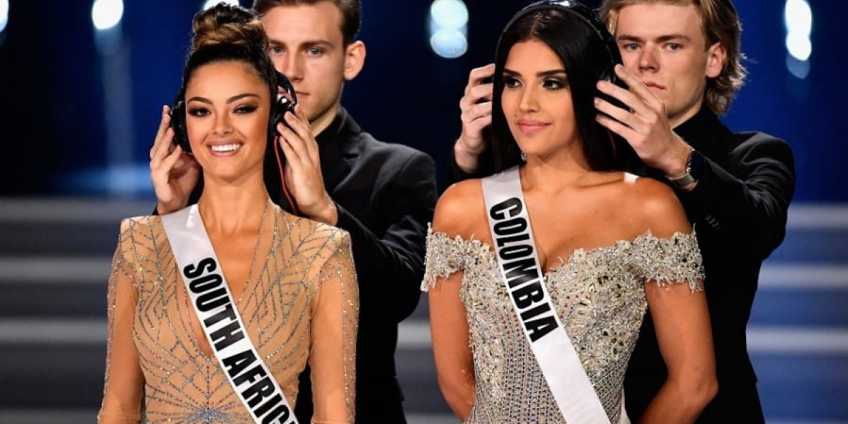 Demi-Leigh Nel-Peter, Miss Sudáfrica; junto a Laura González, Miss Colombia.