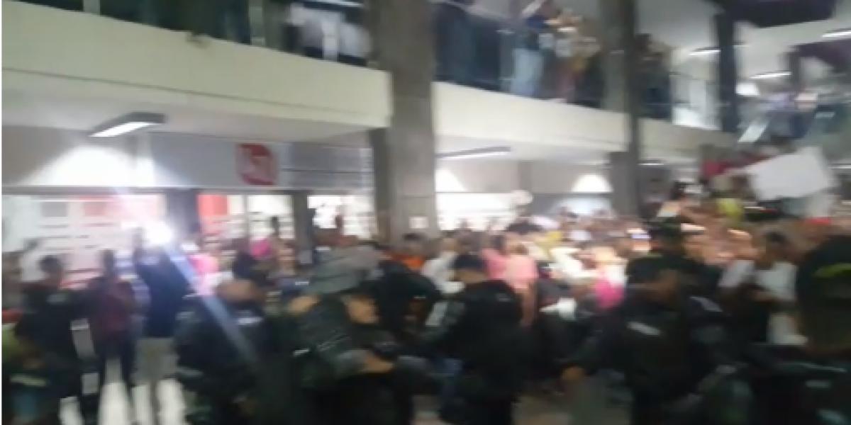 Seguimiento.co Ambiente del edificio Galaxia previo al término de la audiencia.