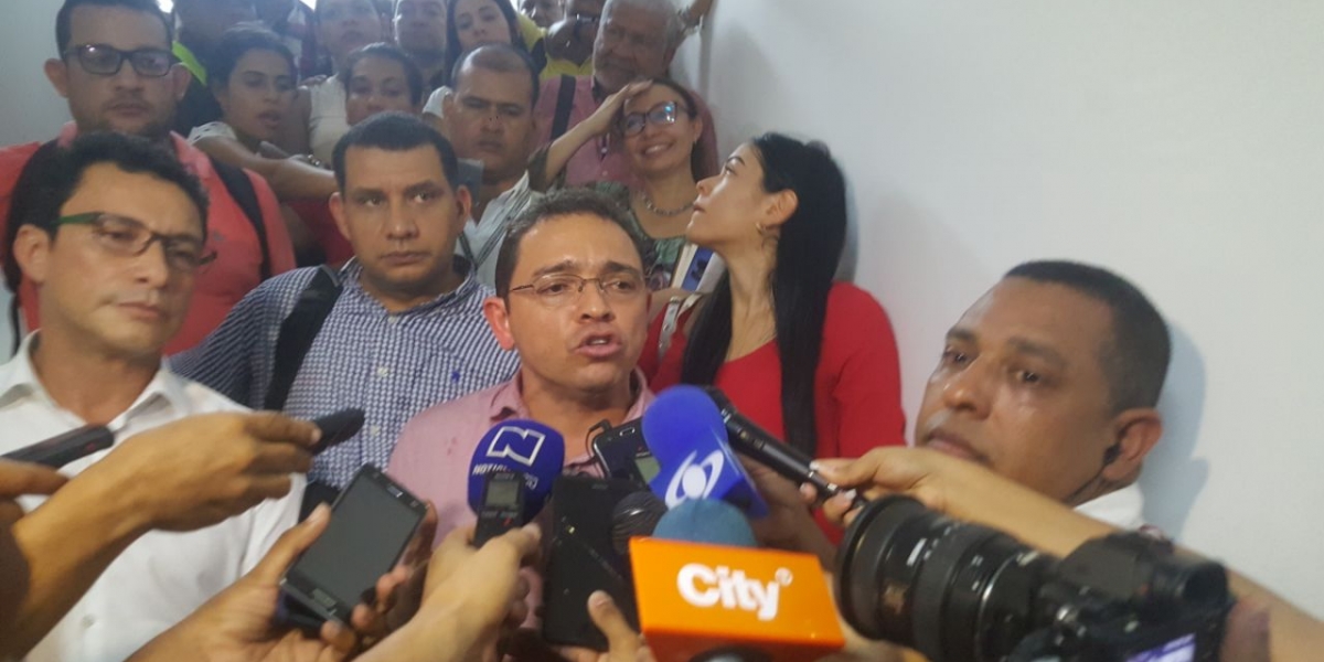 Rafael Martínez, dando declaraciones a los medios después de salir libre.