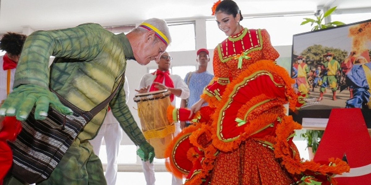 La representación del hombre caimán, Edgar Romano y la reina del festival, Andrea Verbel Saumeth.