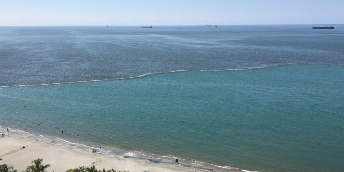 La mancha que se observa en la playa de Bello Horizonte. 