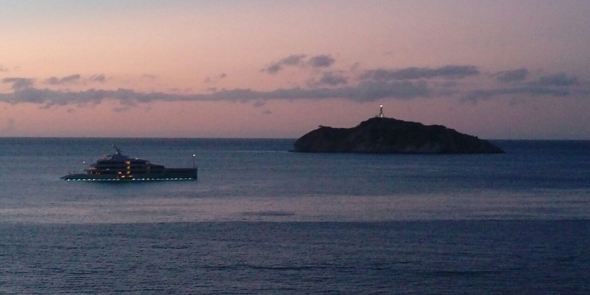 Una vista de lujo en la Bahía con la presencia del yate ‘My Savannah’.