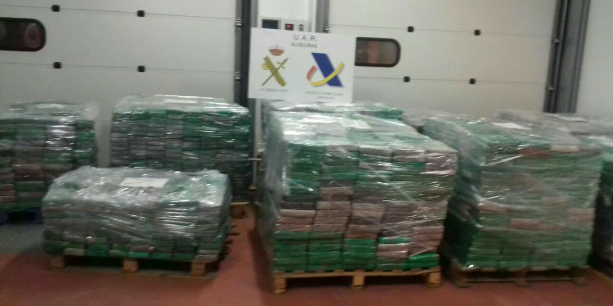 Los narcóticos se encontraban ocultos en cajas de banano dentro de un contenedor que fue enviado desde el puerto de Turbo (Colombia). 