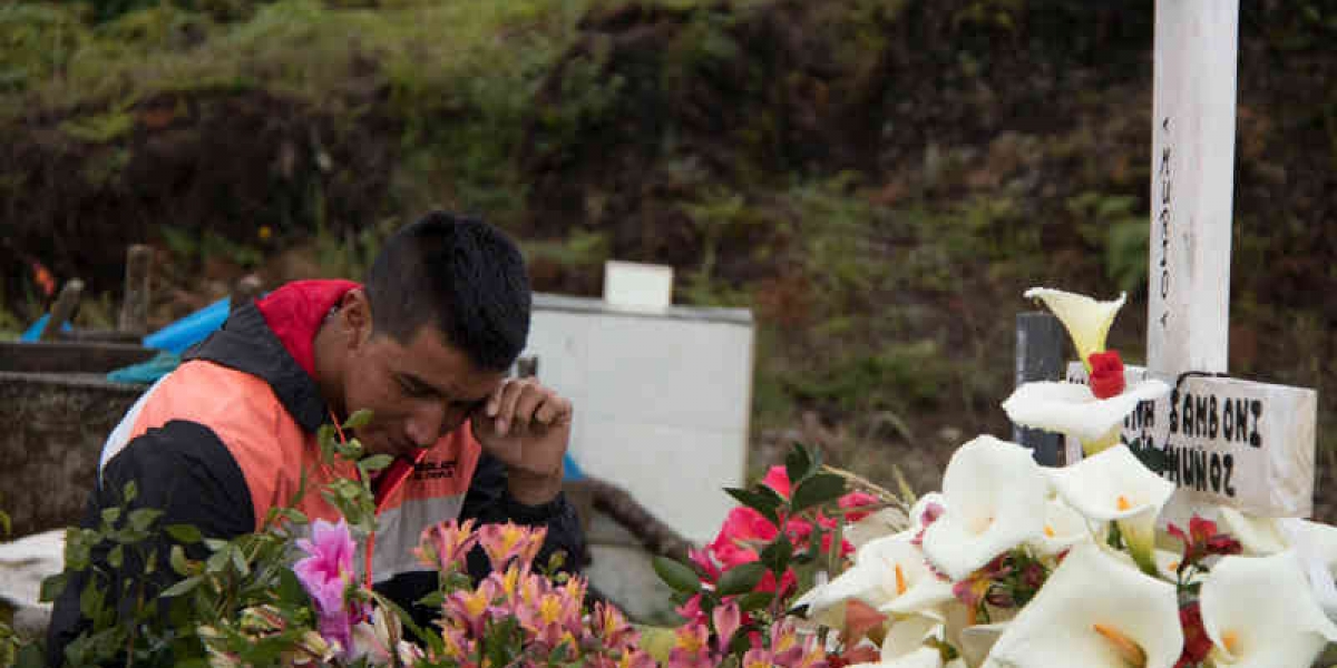 Juvencio Samboní, junto a la tumb de su hija.