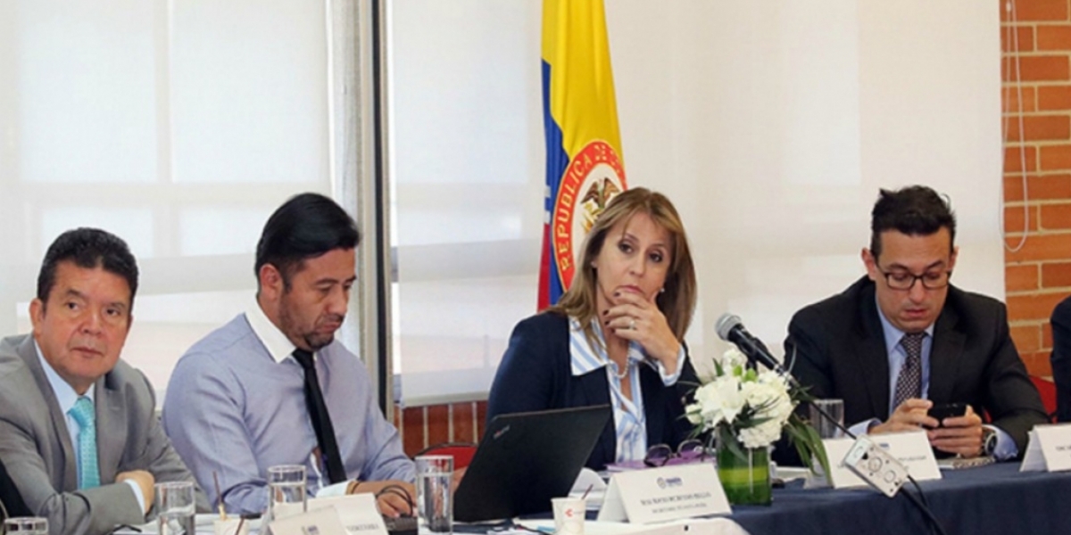 La Ministra de Trabajo en una reunión de concertación salarial.