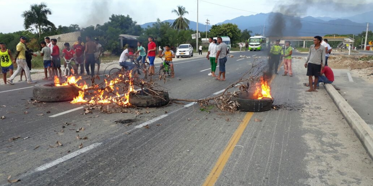 Bloqueos en la vía Santa Marta - Ciénaga.
