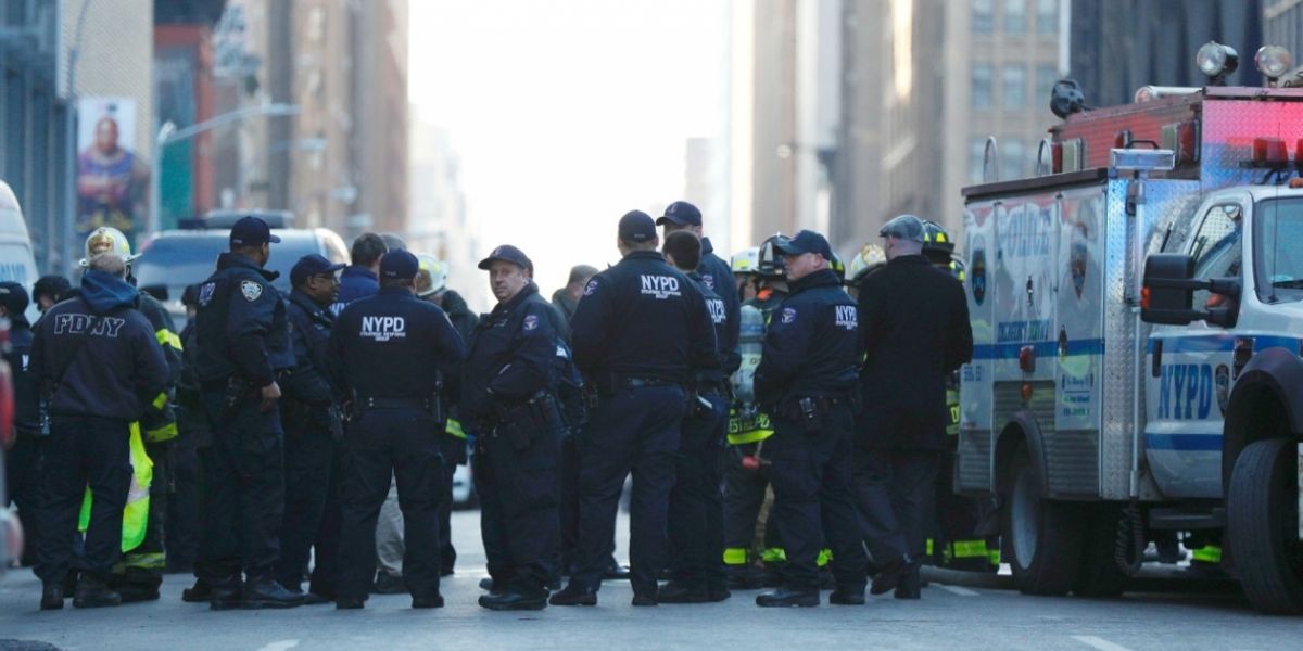  Agentes de la policía de Nueva York permanecen a la entrada de la terminal de autobuses de la Autoridad del Puerto en Nueva York.