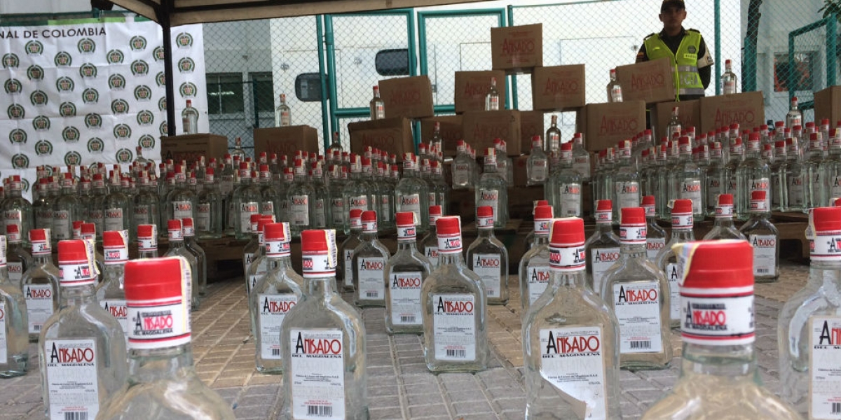 Las autoridades incautaron el licor adulterado que se pretendía comercializar.  