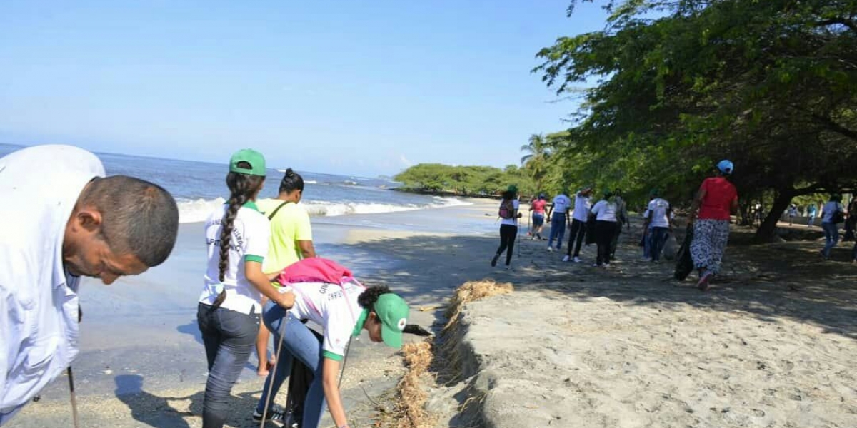 Alcaldía Santa Marta Fueron más de tres toneladas las que se recogieron en la playa del aeropuerto.