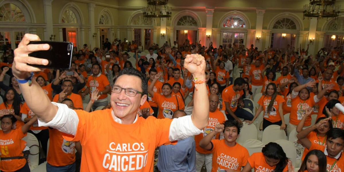Selfie del aspirante Carlos Caicedo con los asistentes al evento del jueves.