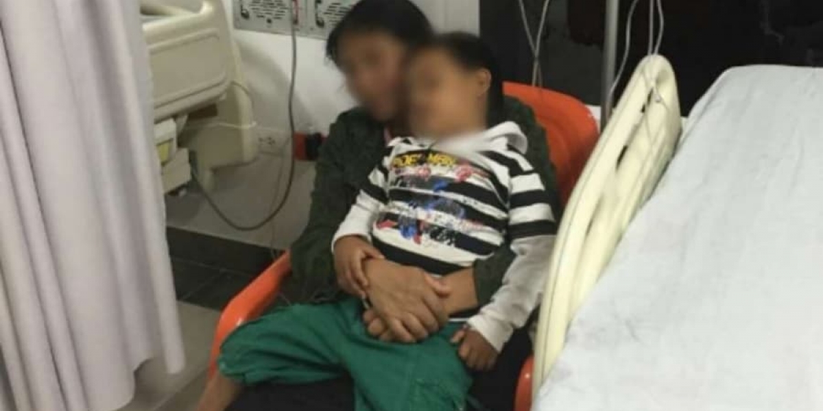 Niño ebrio e intoxicado por culpa de su padrastro.