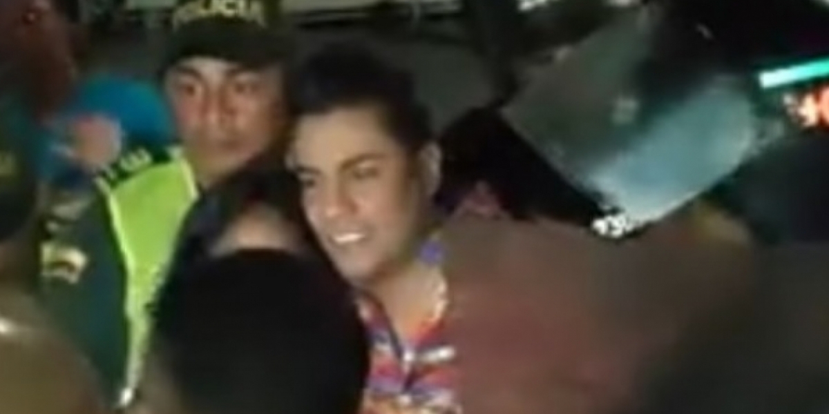Zonacero.com Momento de la salida de Churo Díaz de la tarima en Rioacha.