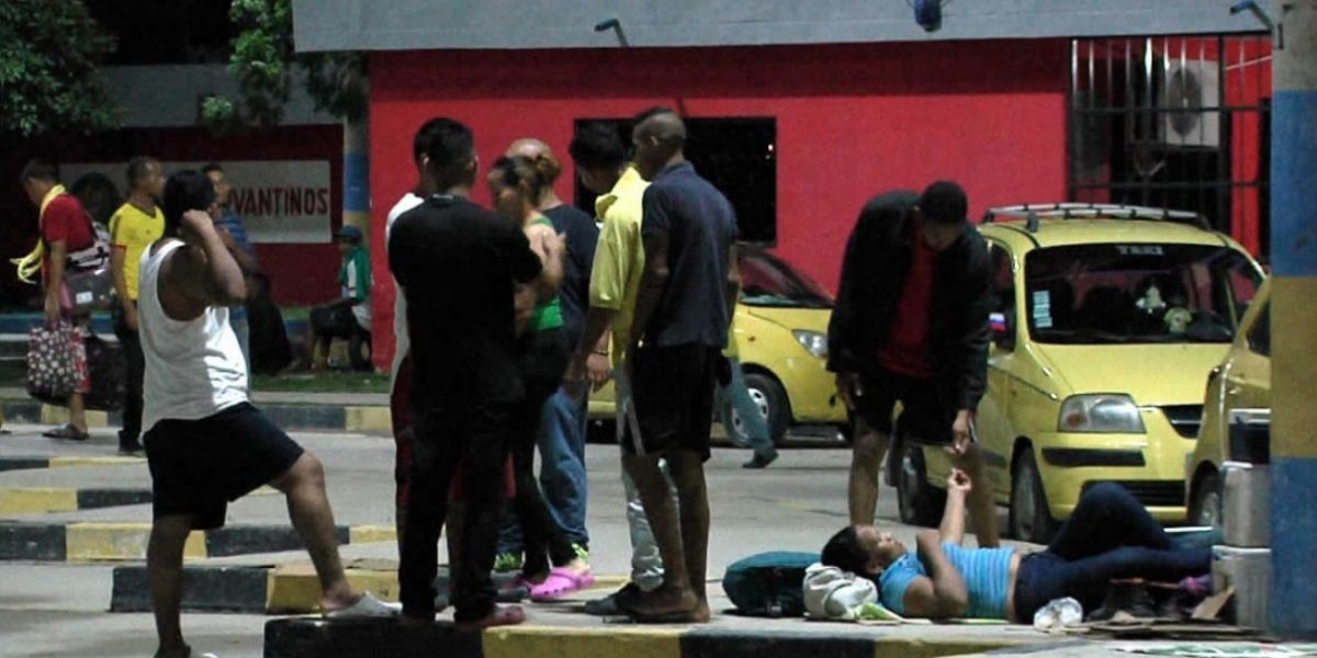 Zonacero.com Muchos venezolanos duermen en la Terminal de Transportes.