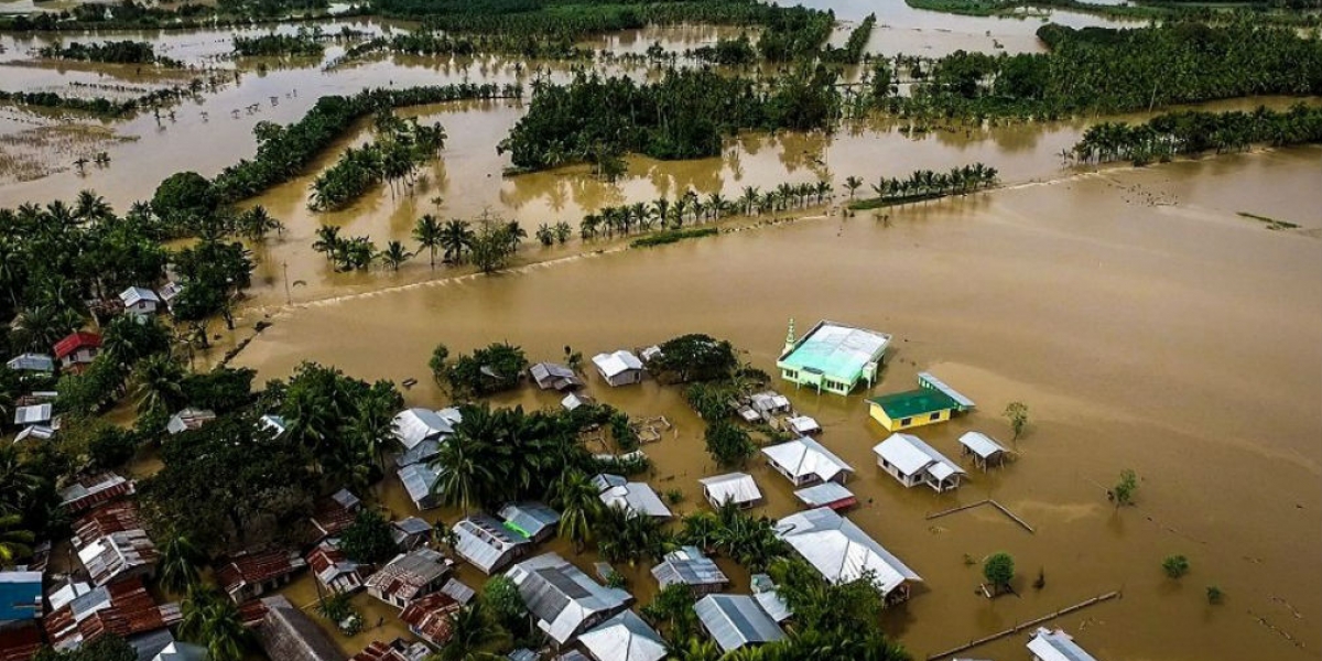 El agua inundó gran parte de la población.