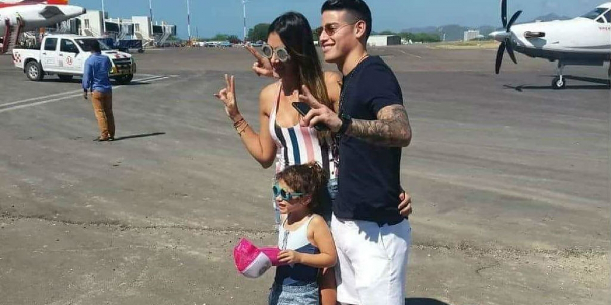James Rodríguez y Daniela Ospina junto a su hija Salome. 