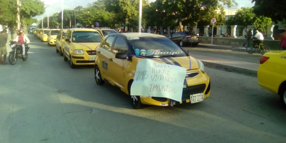 Taxistas salieron a las calles a exigir seguridad. 