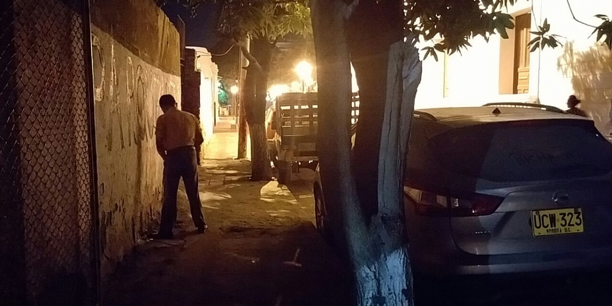 Las personas aprovechan la oscuridad para hacer sus necesidades físicas en esta calle ciega.