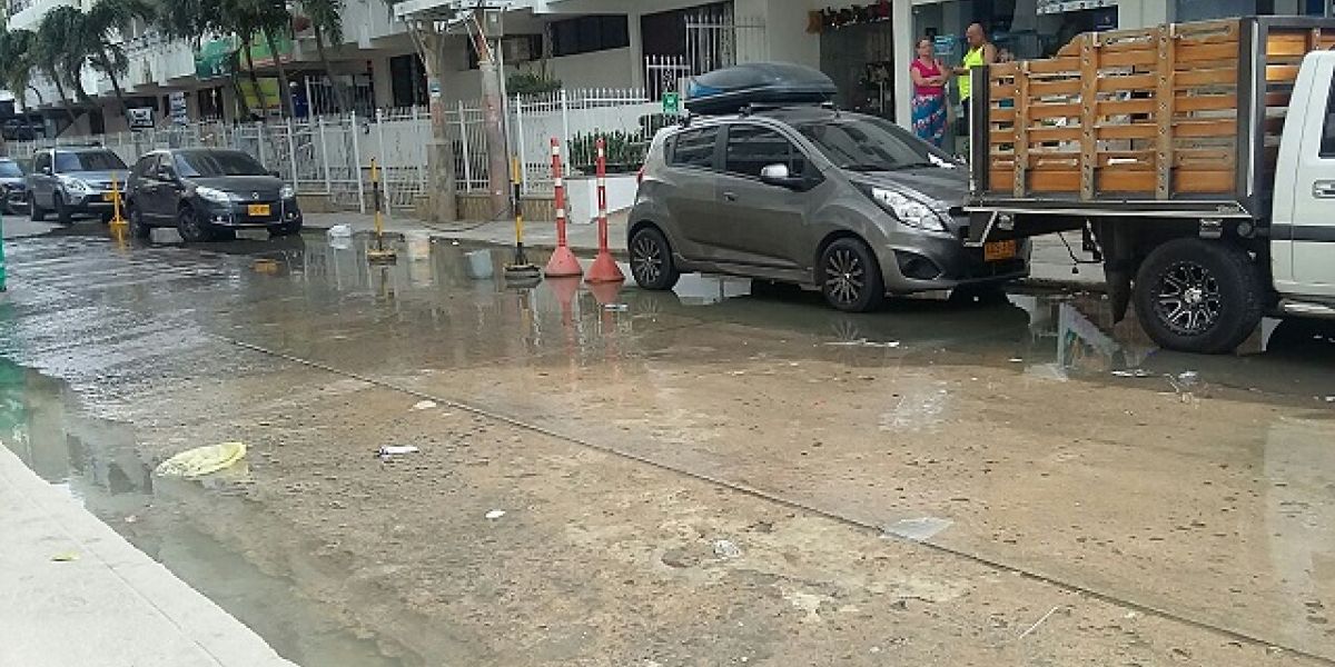 El agua servida es una de las constantes en el sector de El Rodadero.