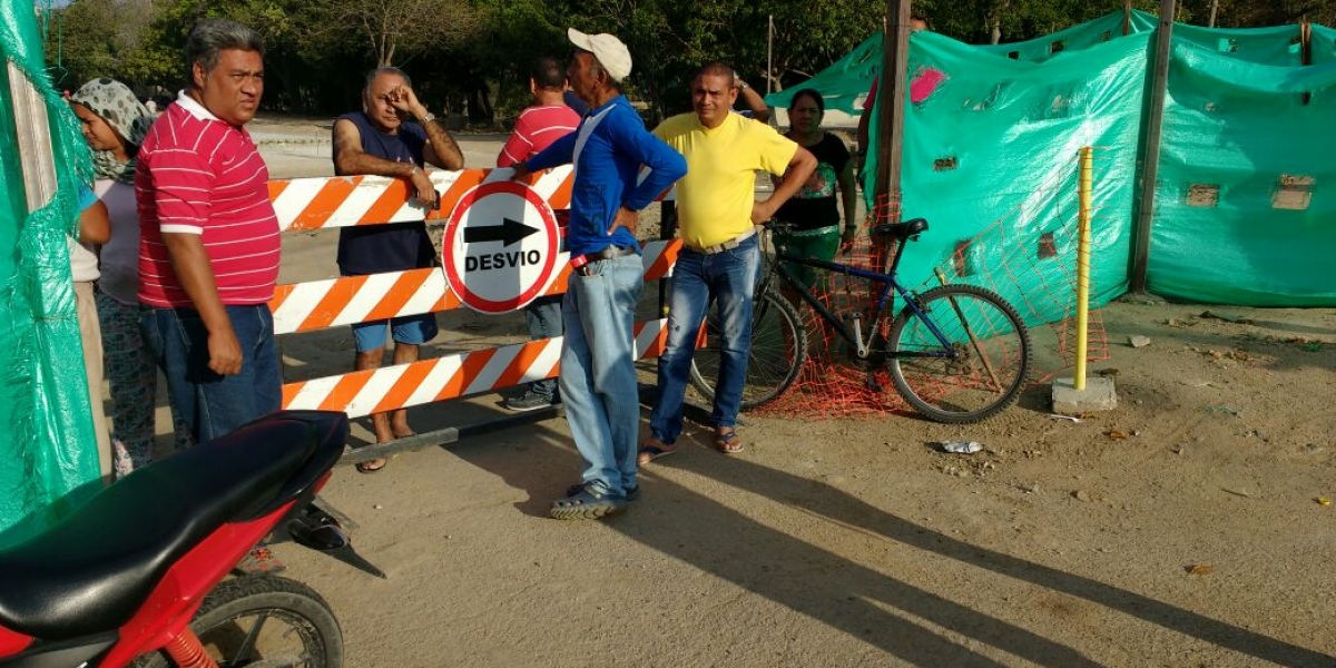 Desde la mañana de este lunes, residentes de la calle 30 con 4 bloquean el acceso a la obra.