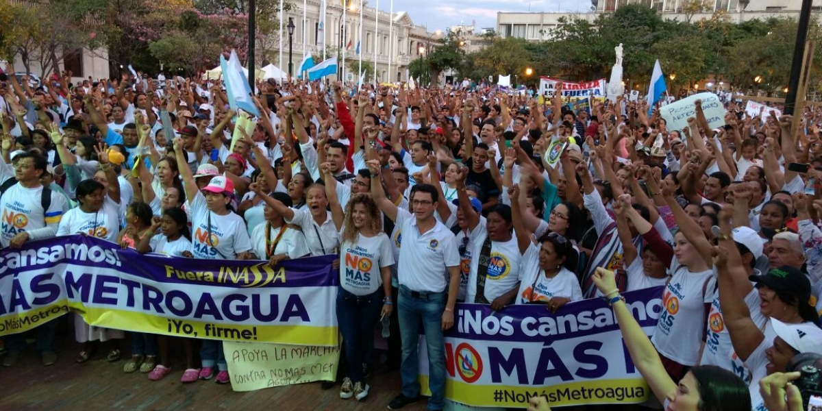 Miles de personas terminaron su recorrido en la plaza de Bolívar. 