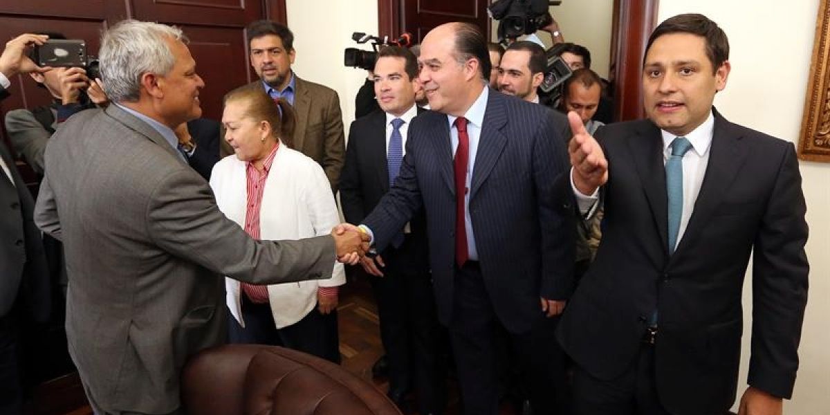 Julio Borges fue recibido por el presidente del Congreso, Mauricio Lizcano.