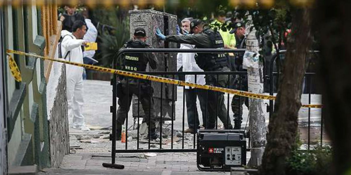 Junto a una caja de teléfonos fue puesto el petardo, que afectó 34 viviendas.