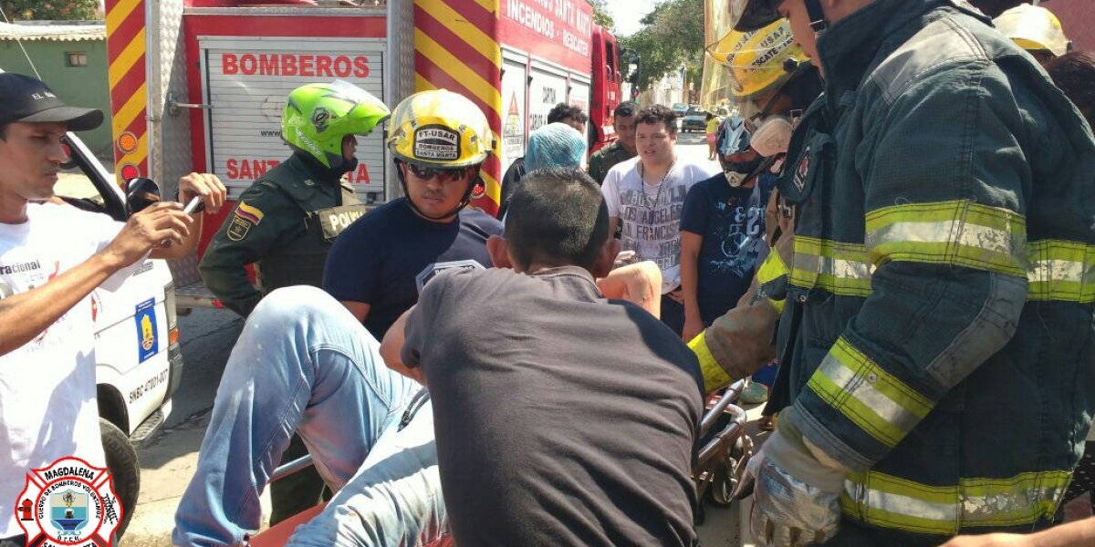 Bomberos de Santa Marta atendiendo a una de las personas lesionadas.