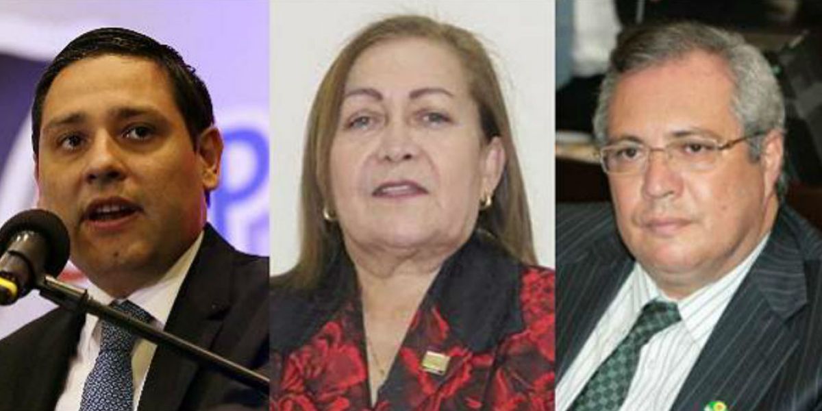 Mauricio Lizcano (izq.) y los miembros de la mesa directiva Daira Galvis Méndez e Iván Leonidas Name Vásquez.