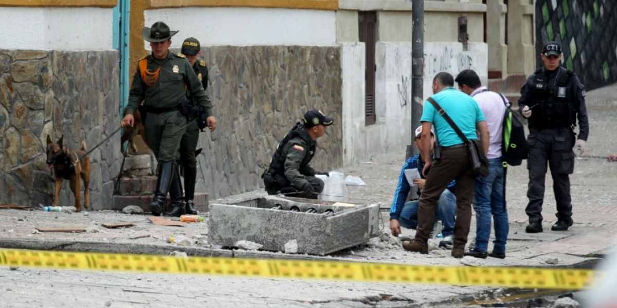 Fotografía tomada el pasado 19 de febrero en la que se registró a varios miembros de la Policía de Colombia al examinar el lugar donde se registró la explosión. 