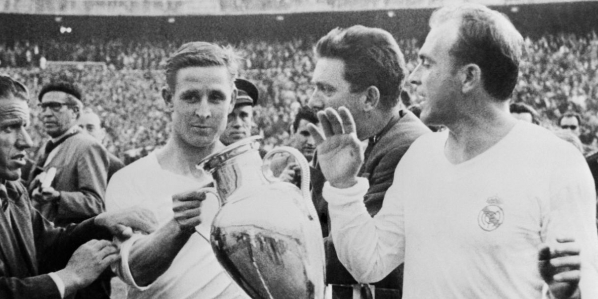 Raymond Kopa sostiene el trofeo de la Liga de Europa con Alfredo Di Stéfano.