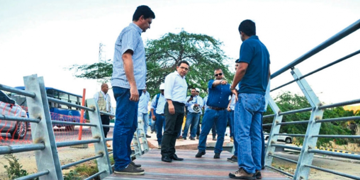 El alcalde Rafael Martínez inspeccionó la obra del sendero peatonal.