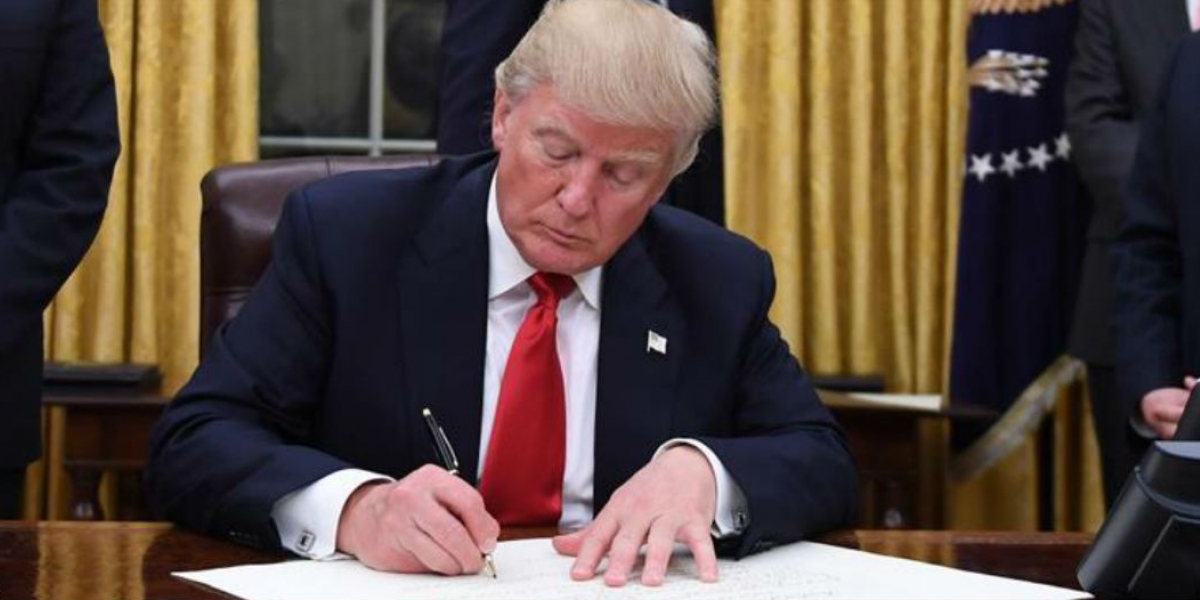 Archivo particular Presidente de los Esatados Unidos, Donald Trump, firmando el decreto.