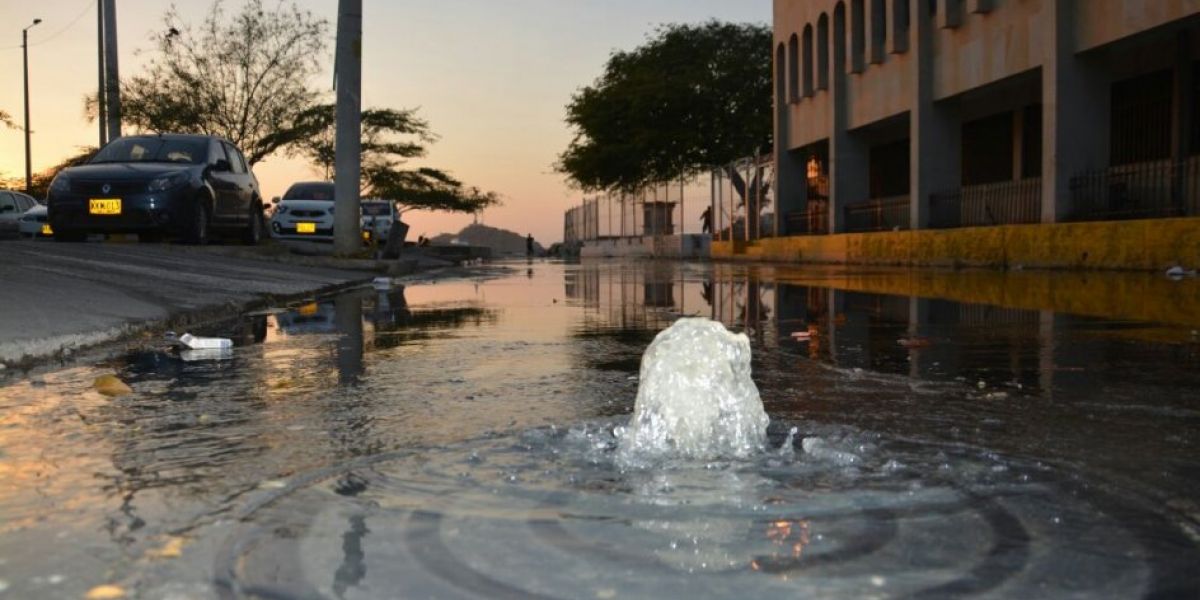 Desbordamiento de aguas negras en el Centro de Santa Marta. 