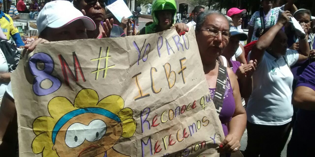 Madres comunitarias durante la manifestación en la Sede del Ministerio de Trabajo.