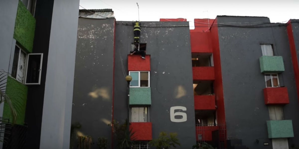 El bombero aterrizo encima del hombre, evitando así sus intenciones de lanzarse al vacío.