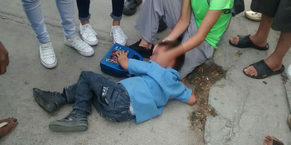 Jader Fontalvo El niño accidentado se quejó de dolor en una de sus piernas.
