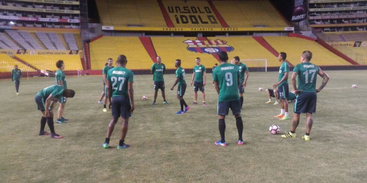 Nacional entrenó en el Monumental Isidro Romero Carbo de Guayaquil tras su llegada a suelo ecuatoriano.