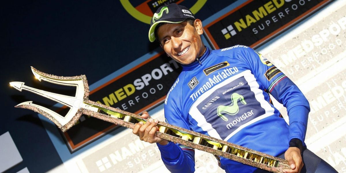 Nairo Quintana celebra su victoria en el podio.