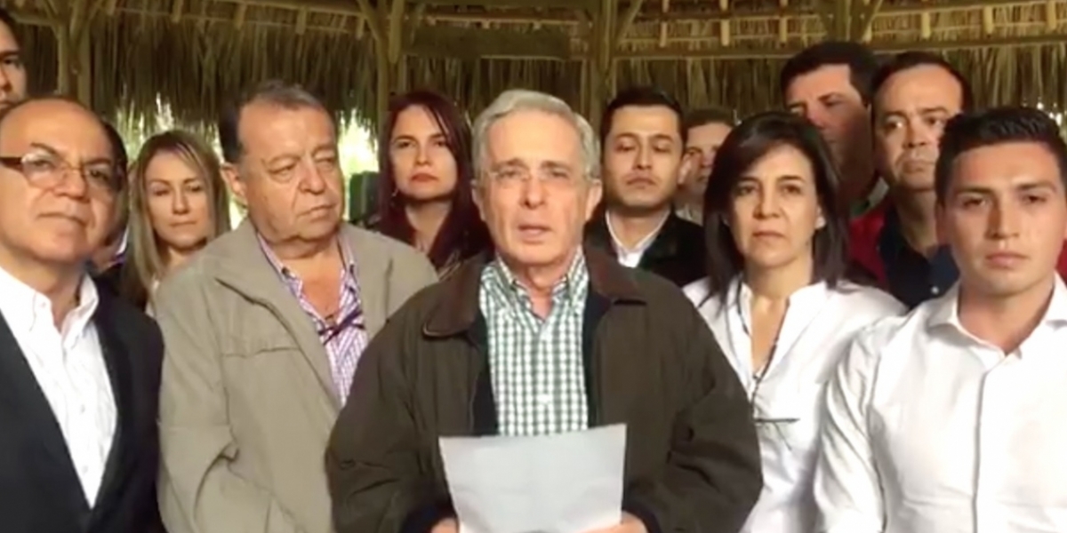 El expresidente Alvaro Uribe, anunciando la presentación del "proyecto de jubileo".