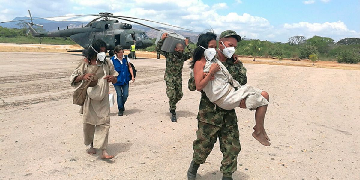 Ejercito Nacional Indígenas recibiendo ayuda de la misión médica.
