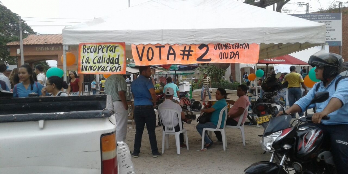 Comando electoral del candidato Luis Pinzón en pleno espacio público.