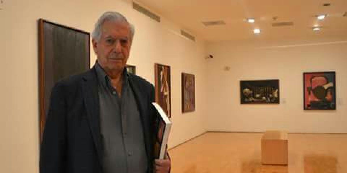 El escritor Mario Vargas Llosa durante su visita al Museo Botero, en Bogotá.