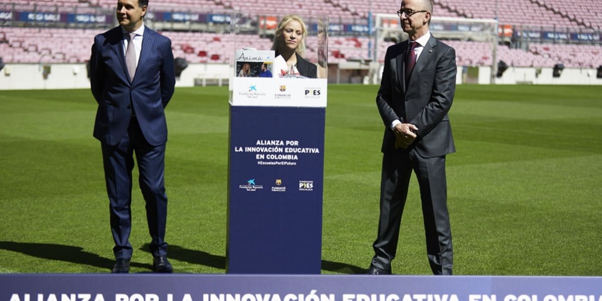 La cantante Shakira Mebarak, fundadora de la Fundación Pies Descalzos, con el vicepresidente del FC Barcelona, Jordi Cardoner (d), y el responsable del área educativa de la Fundación La Caixa, Xavier Bartolín (i),