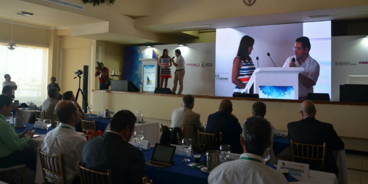 La viceministra de turismo, Sandra Howard, y el alcalde Rafael Martínez, compartieron escenario en el foro.