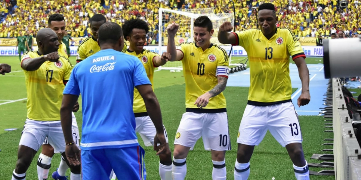Jugadores de Colombia festejan un gol.