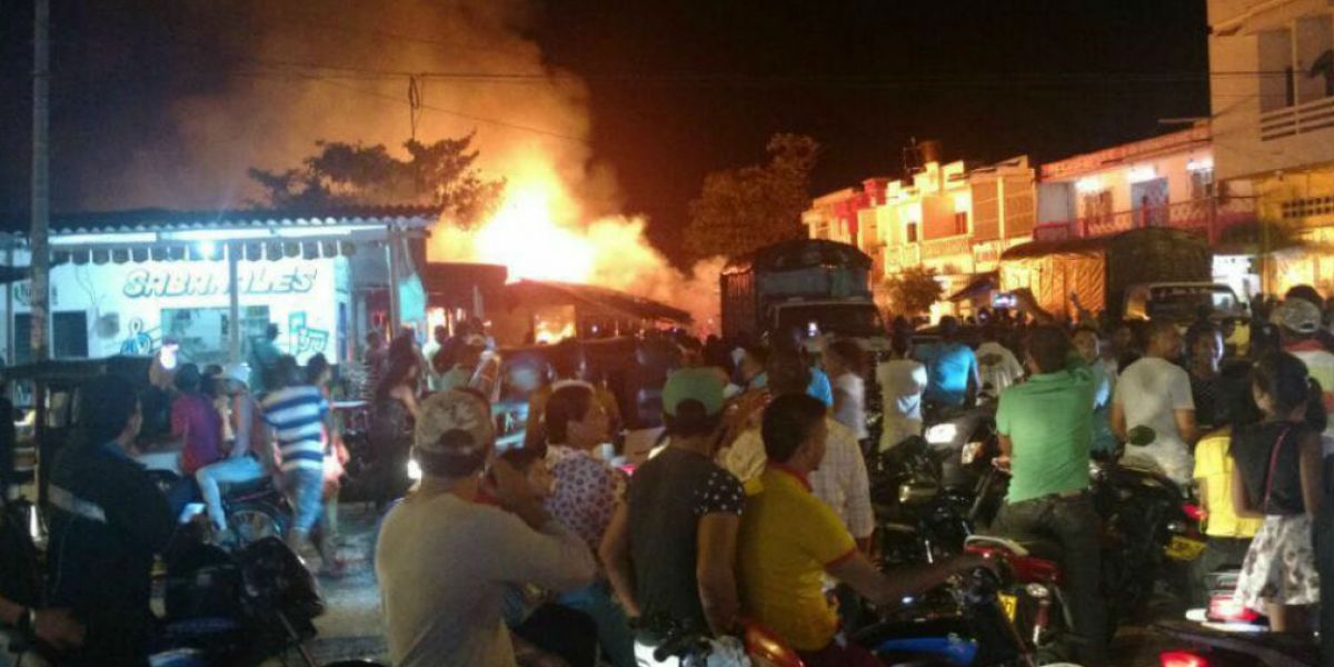 Impresionante incendio en el mercado de Fundación.