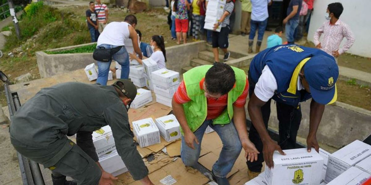 Las autoridades siguen con la entrega de ayudas en Mocoa. 