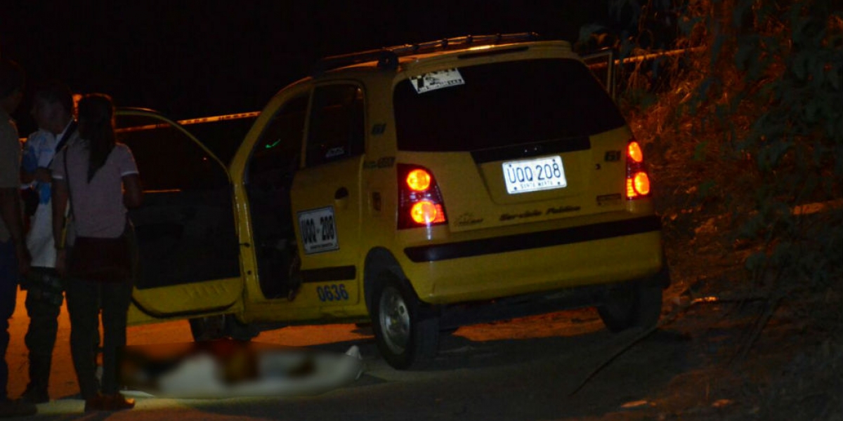 Cortesía Proceso del levantamiento del cadáver del taxista asesinado.