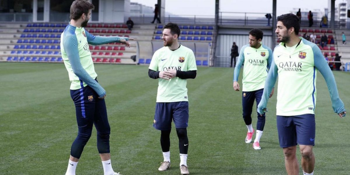 Lionel Messi con sus compañeros del Barcelona. 