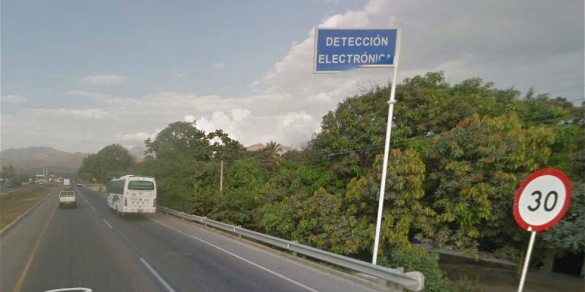 El punto de fotomulta todavía funciona en Cordobita, pese a que ya existe un puente peatonal construido.